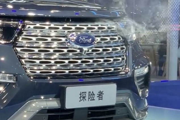 福特探险者广州车展“出事”发动机舱冒烟 官方回应
