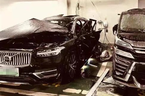  南京一沃尔沃XC90 T8混动车疑似发生“爆炸” 