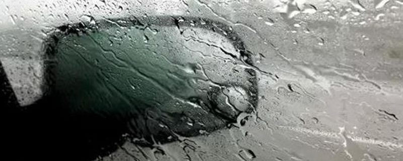 如何预防下雨天汽车后视镜看不见