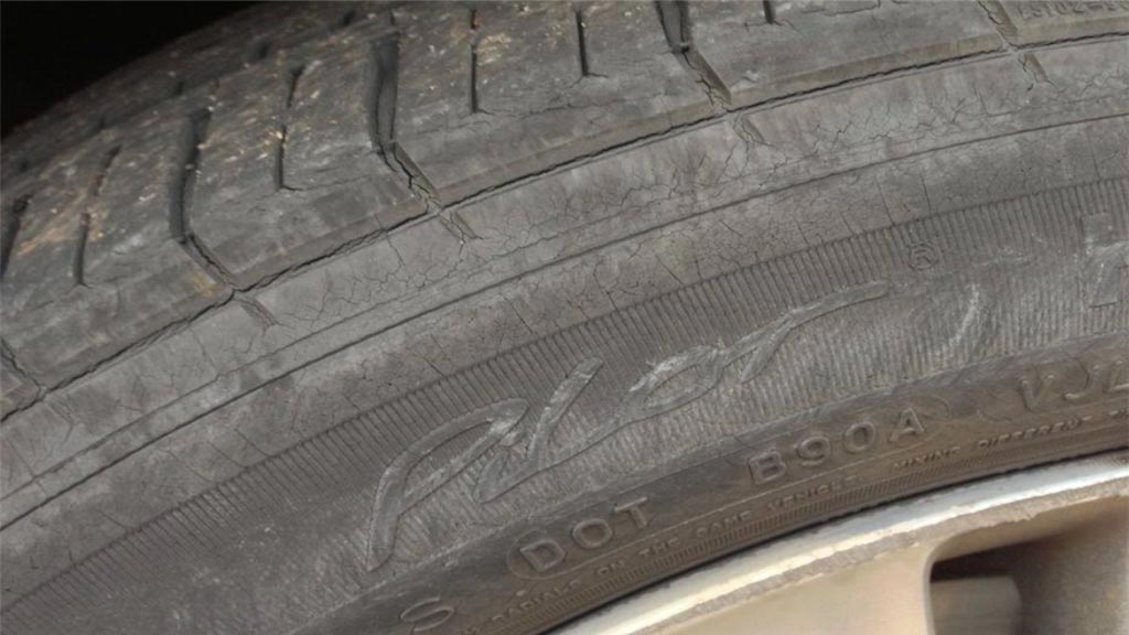 轮胎上有小裂纹正常吗