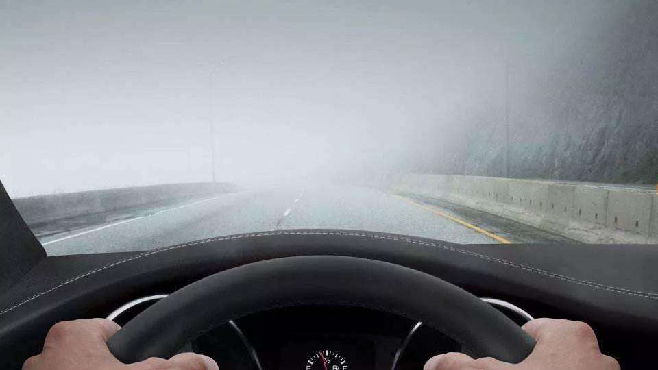为什么汽车开空调前挡风玻璃外会起雾