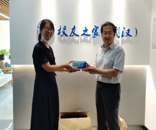 “武汉每时工业”向湖北汽车工业学院捐赠十万只口罩 