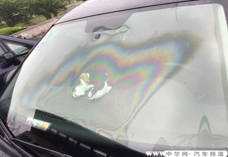 挡风玻璃油膜怎么处理，汽车玻璃有油污怎么去除？