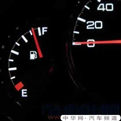 怎么知道汽车油箱内还剩下多少油？看油表看续航里程用obd检测「小知识：」