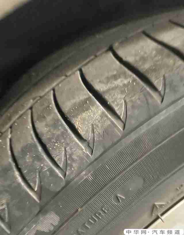 轮胎里的小石子需不需要清理出来？