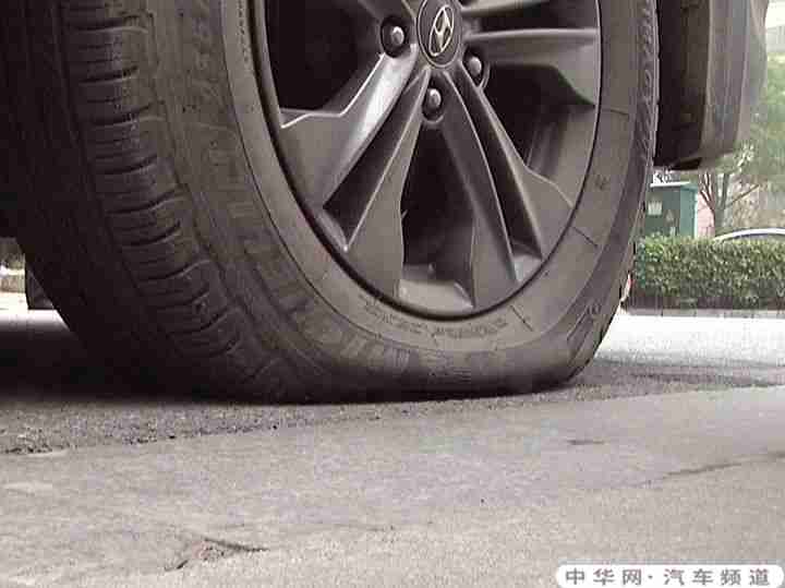 汽车停时间长了轮胎为什么会没气？