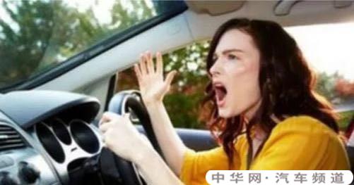 绵阳女司机倒车慢遭催促辱骂。她干脆把路堵起不走了。女司机有错吗？你怎么看？
