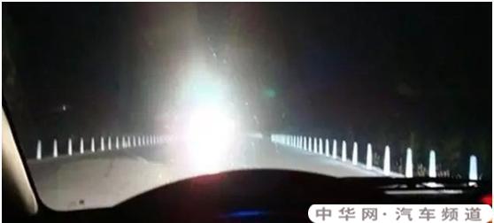 开车到高速路上，开远光灯还是近光灯？