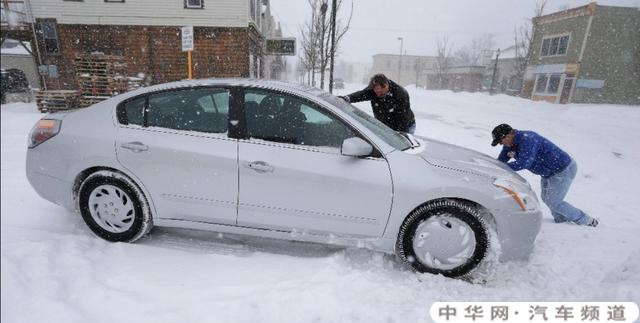 在冰雪地面汽车轮胎为什么会滑动而不是转动？