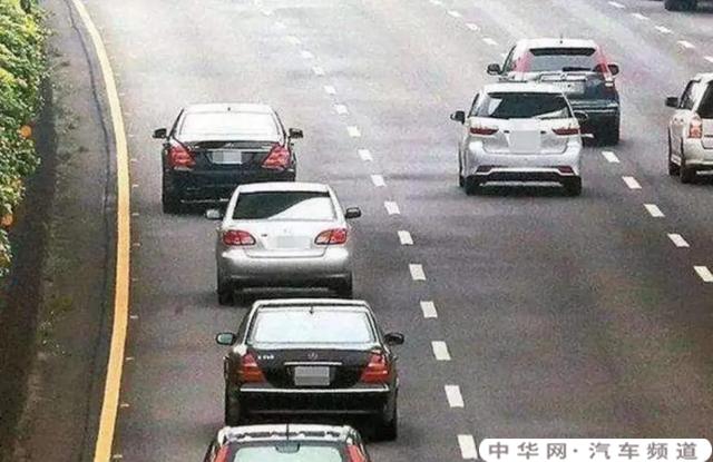 对于高速公路上龟速行驶、占据快车道不让行的私家车怎么办？