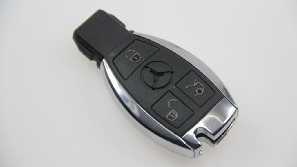 新款奔驰E240-四驱版钥匙电池怎么换
