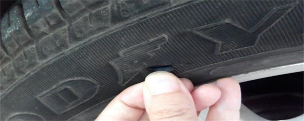 轮胎外侧蹭掉一块橡胶影响使用吗