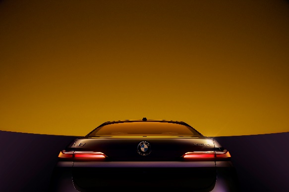 创新颠覆想象，最强7系BMW i7全球首发