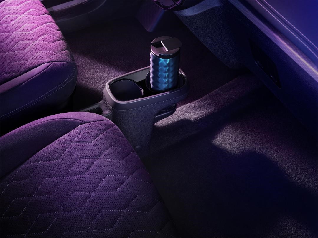 2023款KiWi EV质感座舱曝光，智感氛围双色与高端麂皮尽显“潮奢范”