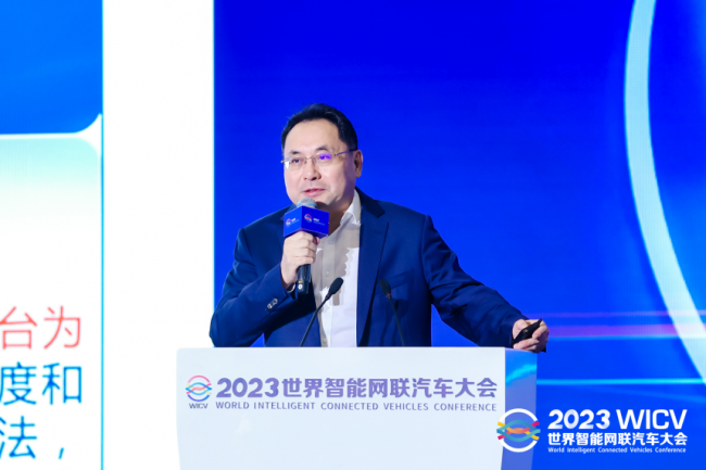 中汽创智CEO李丰军代表AUTOSEMO发布《中国汽车基础软件发展白皮书4.0》