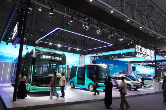 安凯“新能源”+“智能网联”组合亮相合肥国际新能源汽车展
