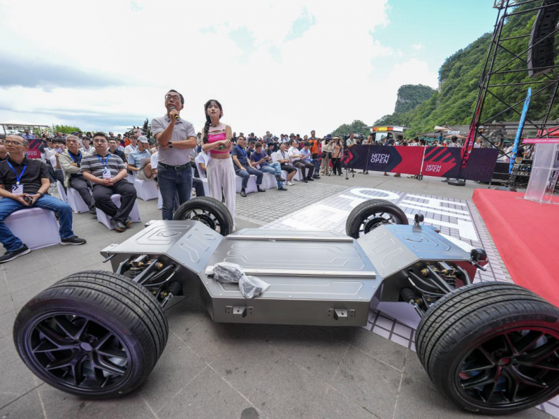 Hitch Open 世界AI竞速锦标赛序幕开启：七所大学战队“试剑”张家界天门山！