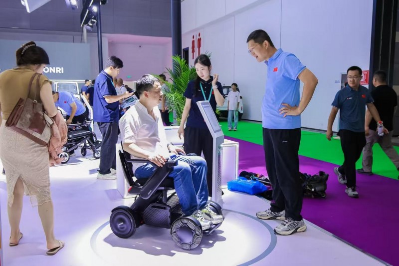鸿日汽车集团闪耀2025济南秋季车展  定义短途出行新标杆