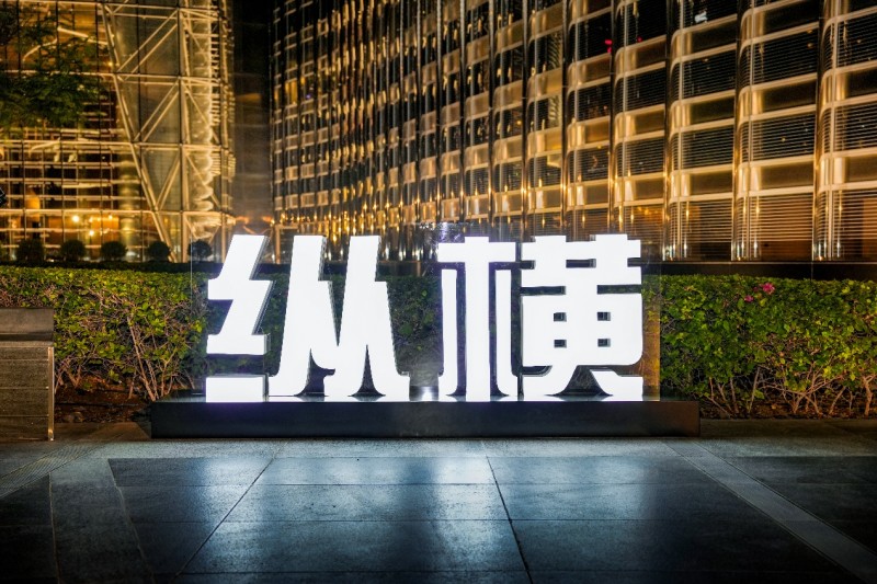 纵横G700亮相迪拜哈利法塔，豪华越野开启全球化新篇章