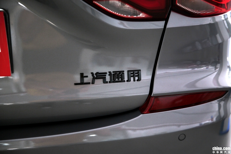 车辆后部尾标