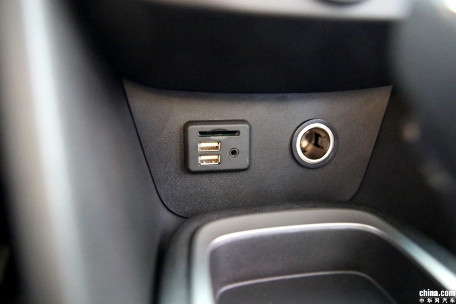 USB、AUX、SD卡槽等