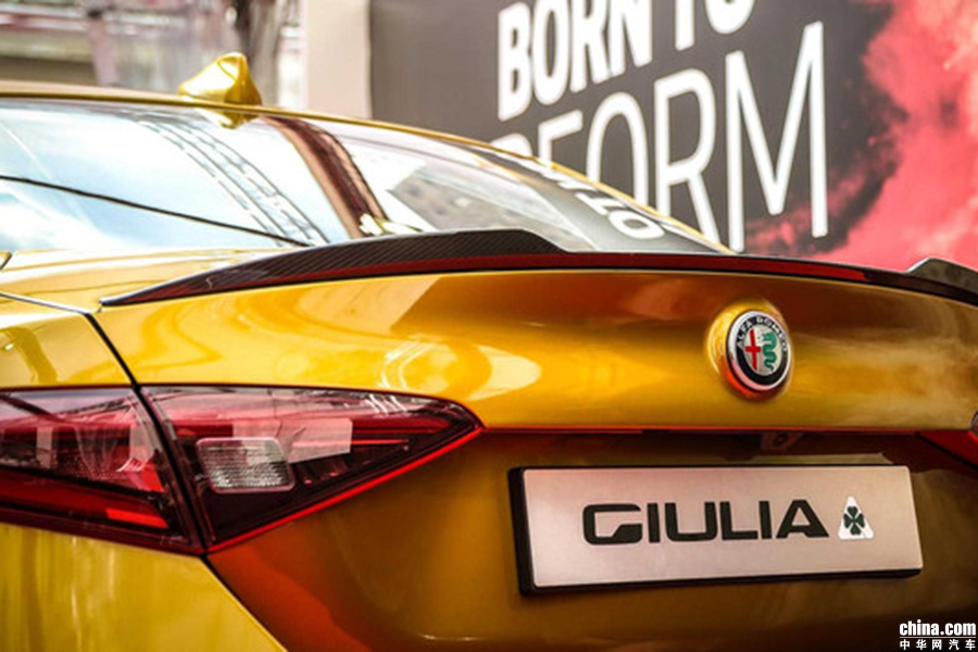 少见的复古色系 阿尔法罗密欧Giulia推赭色车漆