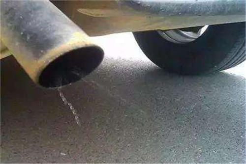 汽车排气管滴水的原因有哪些