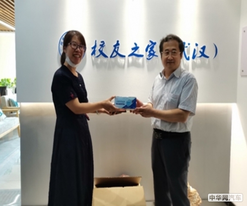 “武汉每时工业”向湖北汽车工业学院捐赠十万只口罩