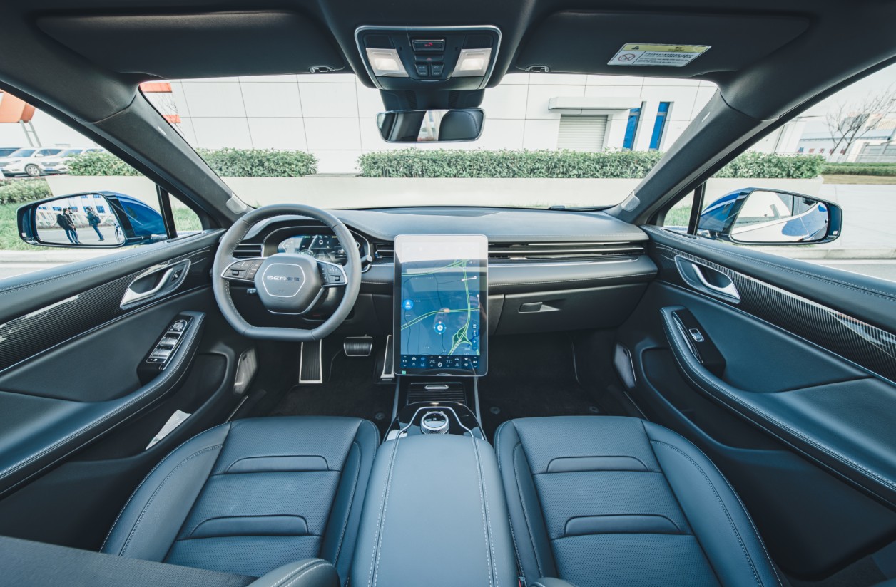 赛力斯联手华为成果落地，全球首款超千公里续航增程式电动汽车上市
