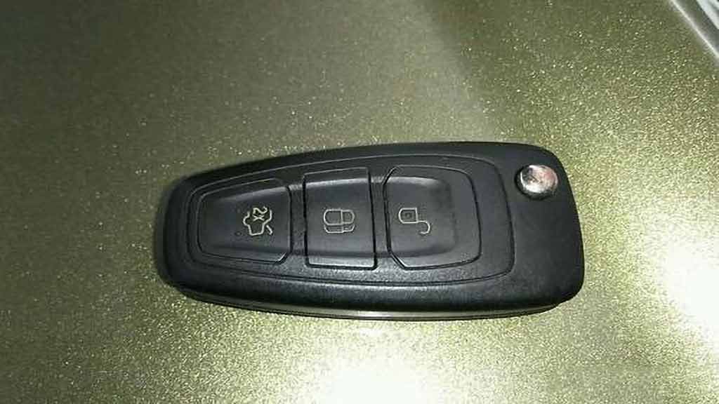 福特钥匙换电池怎么打开