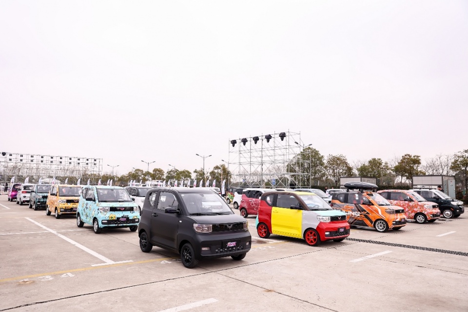 “人民的代步车”宏光MINIEV 200天销售20万台 潮酷改装最火新能源车