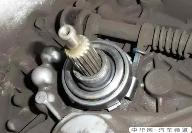 手动挡车踩离合器带挡滑行可以吗？