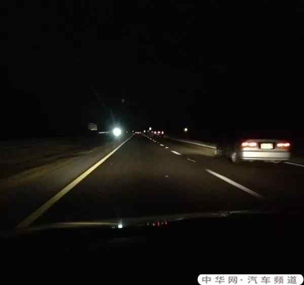 高速路上能用远光灯吗为什么？什么时候开近光灯