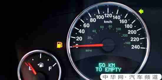 当油表灯亮了还能行驶多少公里？对车有伤害吗？