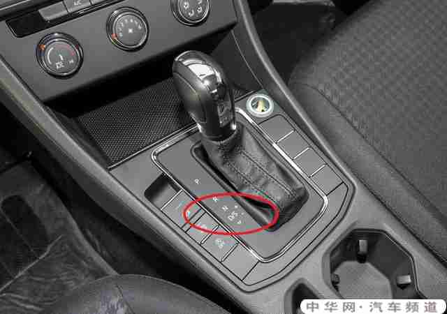 大众宝来自动挡上坡怎么操作？