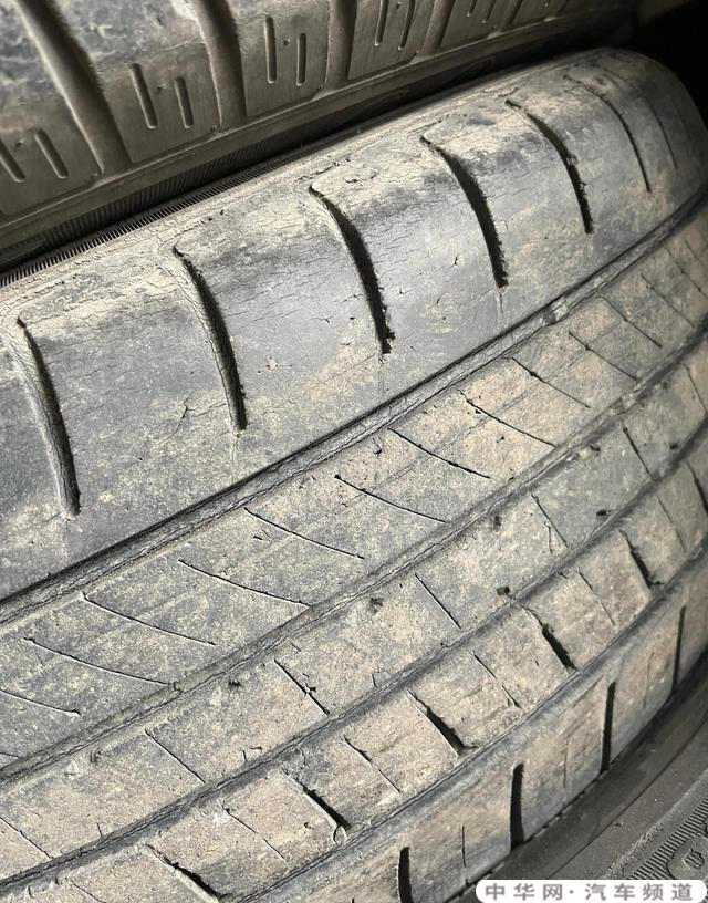 轮胎胎壁蹭掉了一小块还能上高速吗？