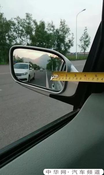 开车怎样看后视镜变道？