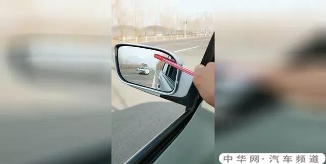开车怎样看后视镜变道？