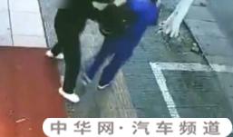 如何看待“小学生玩弹弓打中轿车遭车主猛踹，被逼下跪自扇耳光”这件事？