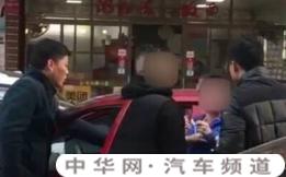 如何看待“小学生玩弹弓打中轿车遭车主猛踹，被逼下跪自扇耳光”这件事？