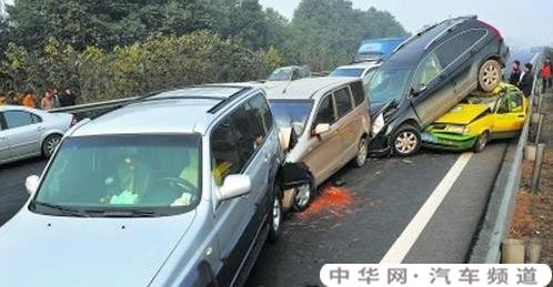 高速路上为什么会发生多辆车相撞 是车流量太大了吗 中华网汽车