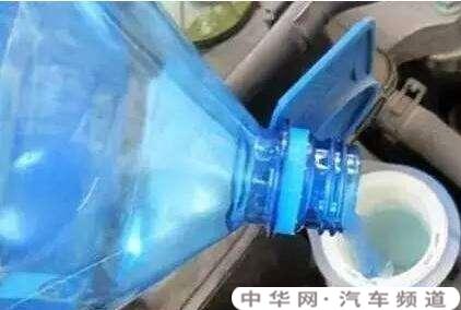 汽车洗玻璃的水没了，可以换成自来水吗？