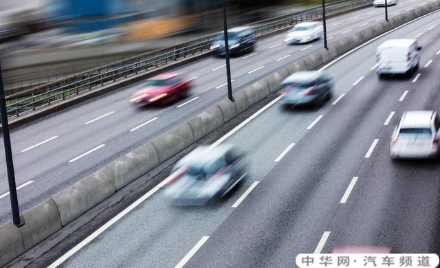 在高速上脚刹失灵拧车钥匙关闭油门减速滑行可行吗？
