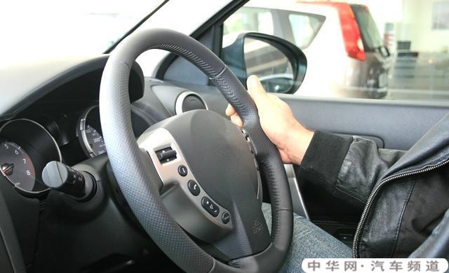 在高速上脚刹失灵拧车钥匙关闭油门减速滑行可行吗？