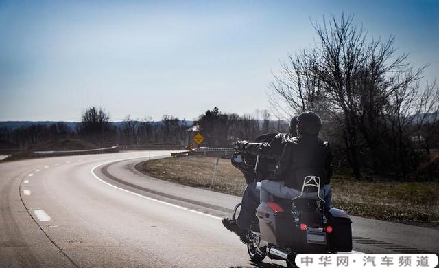 为什么骑摩托车跑60码感觉速度很快，而驾驶汽车60码感觉速度较慢？