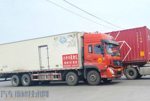 为什么重型汽车的排气管都往地面吹，不能吹向空中吗？