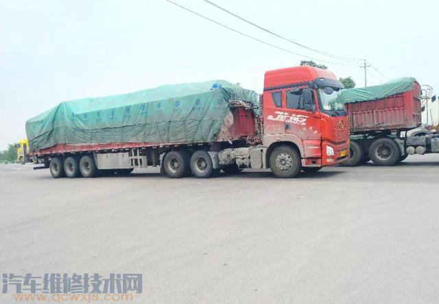 为什么重型汽车的排气管都往地面吹，不能吹向空中吗？